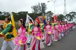 Cùng thành phố hoa vào lễ hội…