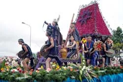 Cùng thành phố hoa vào lễ hội… ảnh 2