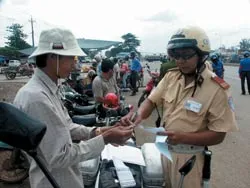 Tại sao nơi “chặt”, nơi “lỏng”?