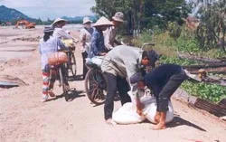 Buôn lậu “chạy”… Tết