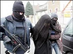 Bắt giữ 20 người nghi là khủng bố