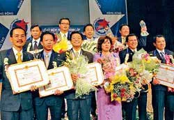 Ra sức phấn đấu vì Tổ quốc Việt Nam giàu mạnh