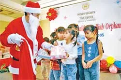 Tổ chức tiệc Giáng sinh cho trẻ em mồ côi