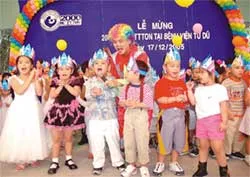 Mừng 2.000 em bé ra đời từ ống nghiệm