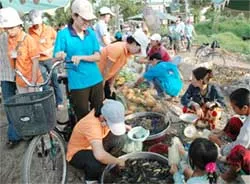 Doanh nghiệp địa phương, đoàn thể cùng chăm lo