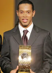Ronaldinho lần thứ hai liên tiếp đoạt giải "Cầu thủ xuất sắc nhất thế giới"