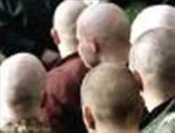 Giả dạng cảnh sát trấn lột người Việt Nam