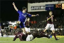 Bergkamp "không ngạc nhiên" với khó khăn của Arsenal ảnh 1