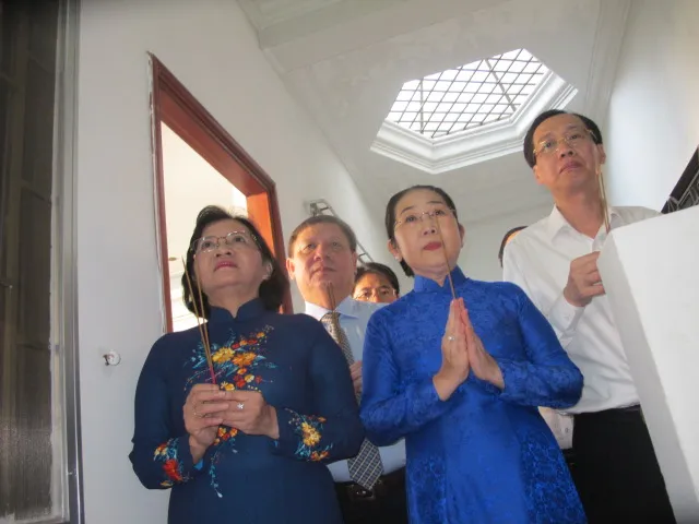 Đoàn lãnh đạo Thành ủy, HĐND, UBND, Ủy ban MTTQ Việt Nam TPHCM dâng hương tưởng niệm 110 năm ngày sinh đồng chí Phạm Văn Chiêu