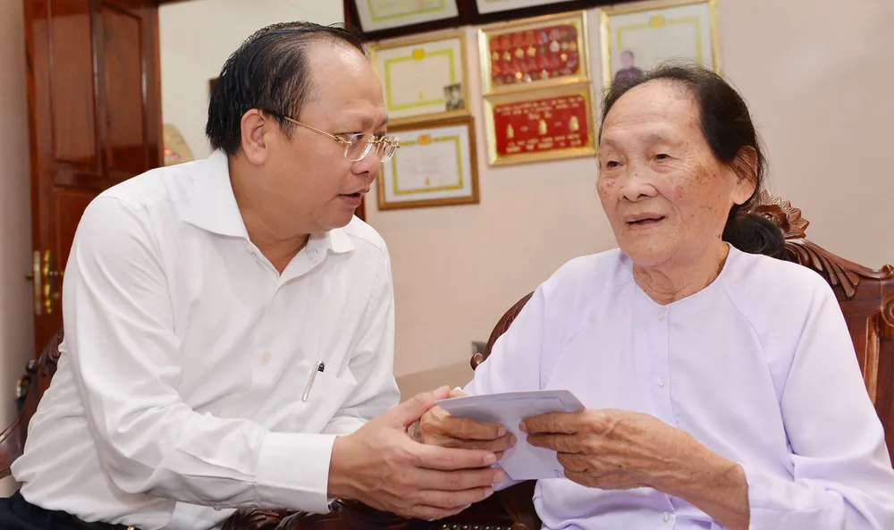Lãnh đạo TPHCM đi thăm các gia đình chính sách ảnh 2