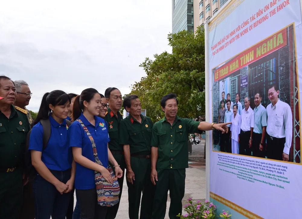 Khai mạc triển lãm ảnh “TPHCM - Sâu đậm nghĩa tình“ ảnh 1