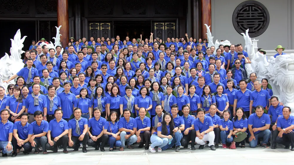 Các đại biểu tham dự họp mặt chụp hình kỷ niệm tại Đền tưởng niệm Khu ủy Sài Gòn - Gia Định - Chợ Lớn