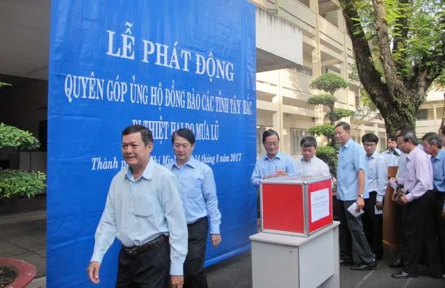 Các cơ quan Thành ủy TPHCM đóng góp ủng hộ các tỉnh phía Bắc bị mưa lũ ảnh 1