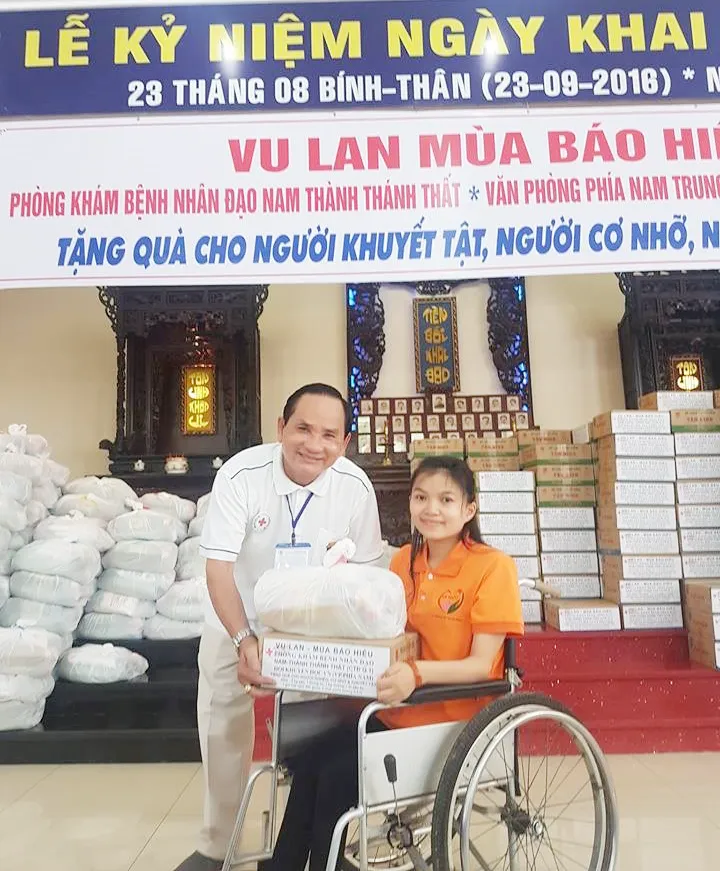 Tặng hơn 600 phần quà cho người nghèo, người tàn tật ảnh 1