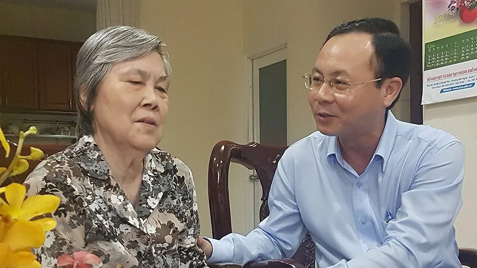 Đồng chí Nguyễn Văn Hiếu ân cần thăm hỏi sức khỏe Nhà giáo Nhân dân Vũ Thị Oanh Cơ