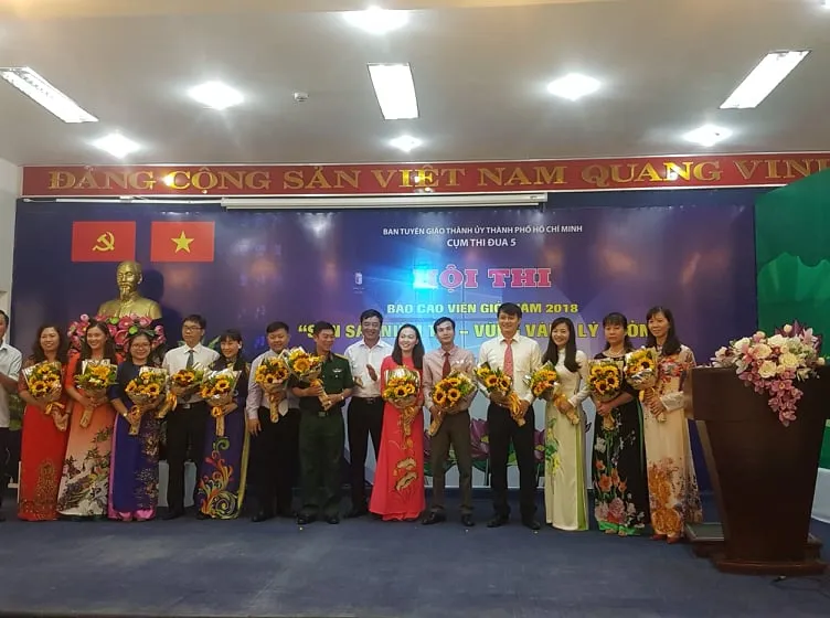 Ban tổ chức tặng hoa các thí sinh dự thi