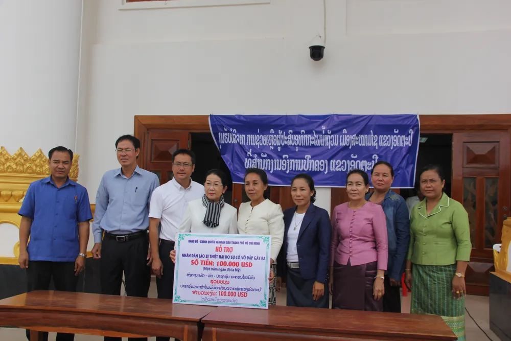 Đoàn lãnh đạo cấp cao TPHCM thăm các địa phương của Lào bị ảnh hưởng trong sự cố vỡ đập thủy điện ảnh 1