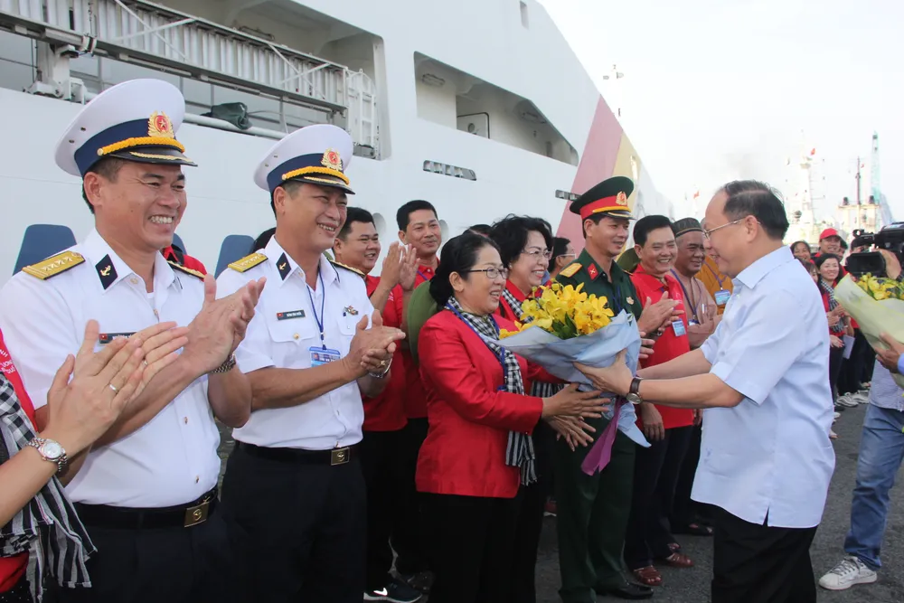 Đoàn đại biểu TPHCM thăm cán bộ, chiến sĩ và nhân dân trên các đảo vùng biển Tây Nam ảnh 2