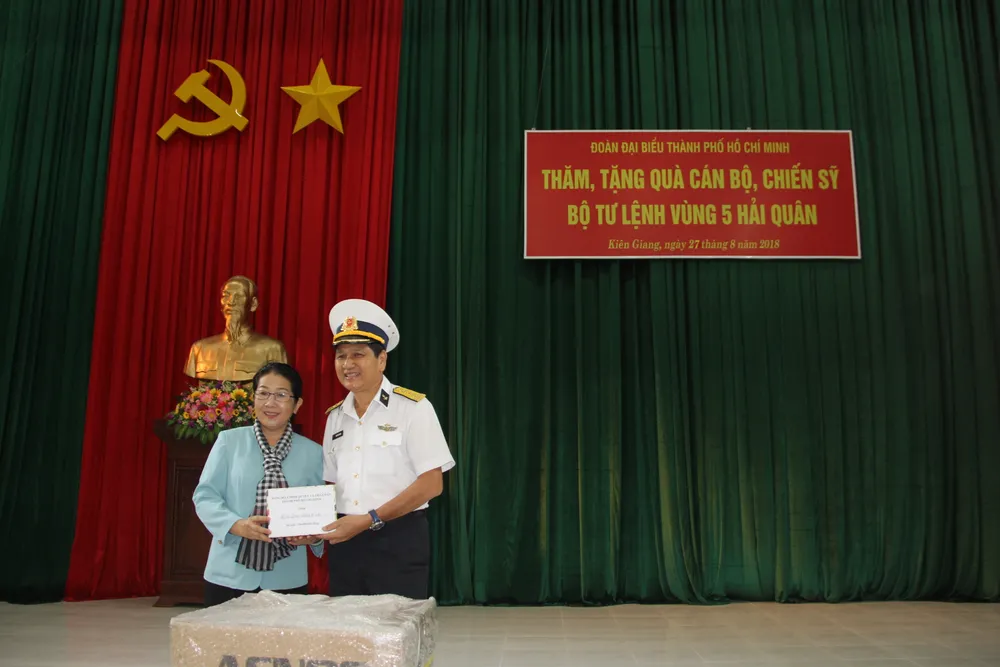 Bàn giao Nhà CLB Thủy thủ Vùng 5 Hải quân do TPHCM xây tặng     ảnh 3