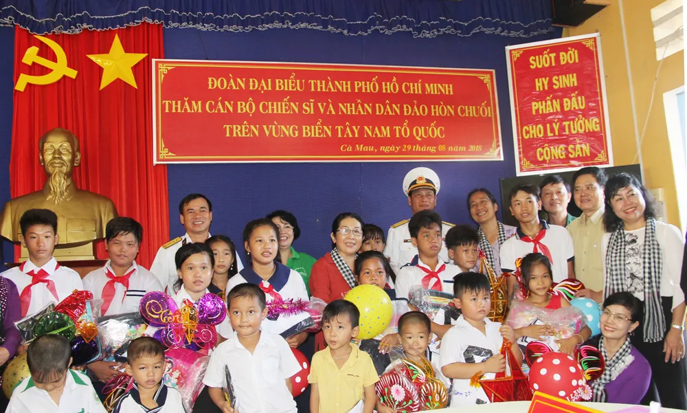 Tặng cán bộ, chiến sĩ đảo Hòn Chuối công trình vườn rau, chăn nuôi   ảnh 1