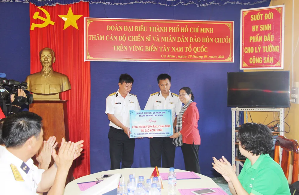 Tặng cán bộ, chiến sĩ đảo Hòn Chuối công trình vườn rau, chăn nuôi   ảnh 2