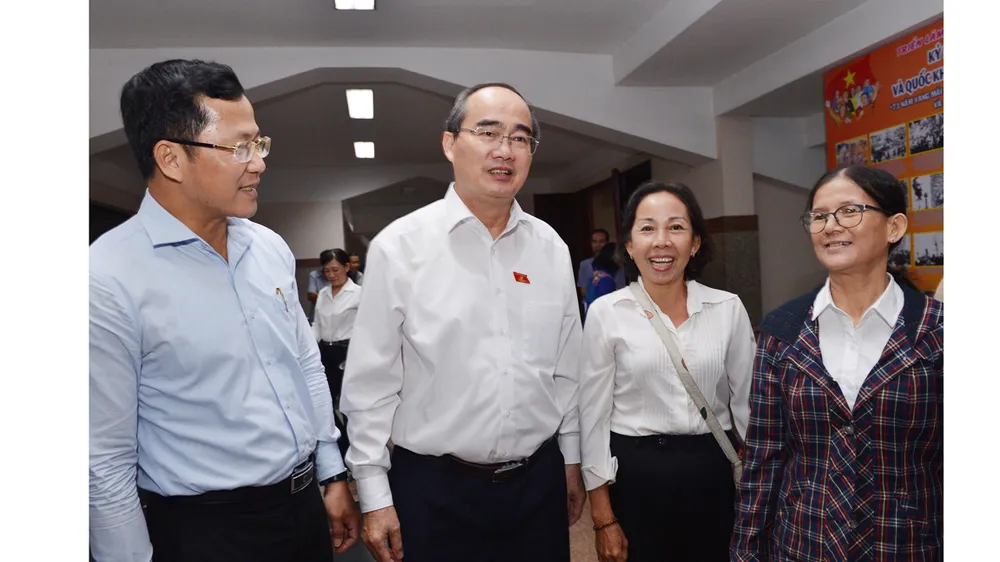 Bí thư Thành ủy TPHCM Nguyễn Thiện Nhân trao đổi với các đại biểu tại buổi tiếp xúc. Ảnh: VIỆT DŨNG