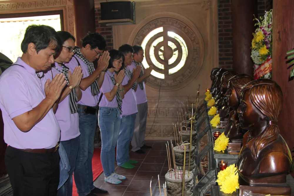 Đoàn cán bộ tuyên giáo, báo chí TPHCM viếng mộ cố Tổng Bí thư Trần Phú ảnh 3