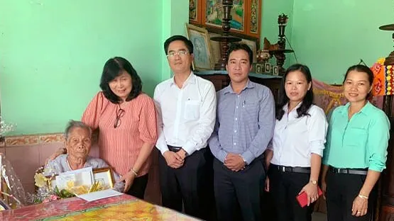 Đoàn thăm hỏi cụ Đặng Thị Tư