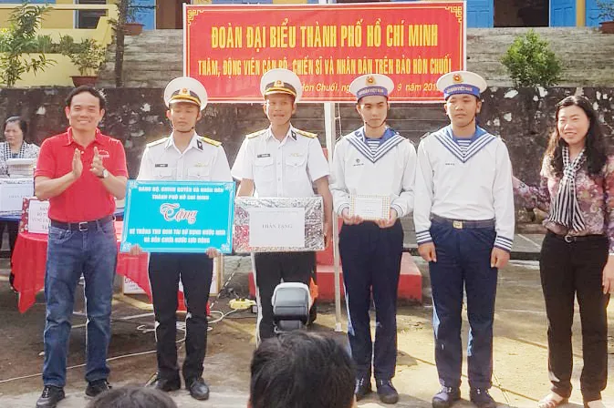 Đồng chí Trần Lưu Quang tặng quà cán bộ, chiến sĩ các lực lượng đóng quân trên đảo Hòn Chuối