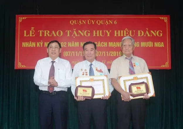 Trao Huy hiệu Đảng dịp kỷ niệm Cách mạng tháng Mười Nga ảnh 3