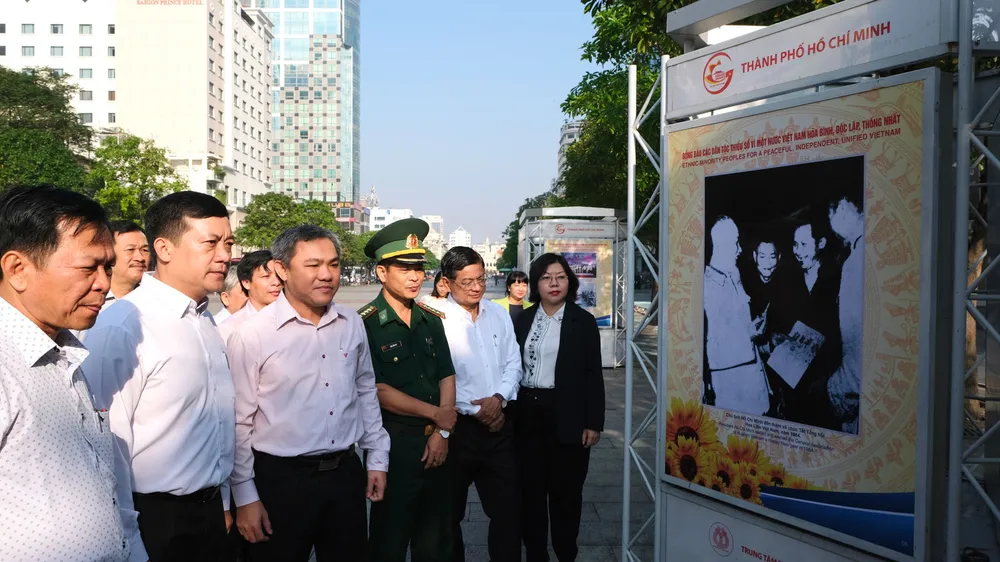 Các đại biểu tham quan triển lãm. Ảnh: VIỆT DŨNG