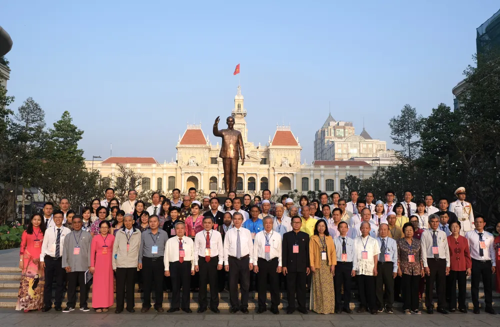 Đoàn đại biểu các dân tộc thiểu số TPHCM dâng hoa Chủ tịch Hồ Chí Minh ảnh 2