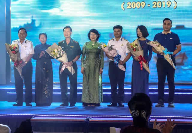 Hơn 334 tỷ đồng ủng hộ Quỹ “Vì biển đảo quê hương - Vì tuyến đầu Tổ quốc”      ảnh 2