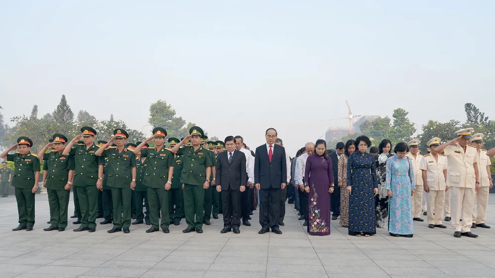 Lãnh đạo TPHCM dâng hương, dâng hoa Chủ tịch Hồ Chí Minh và các anh hùng, liệt sĩ ảnh 2