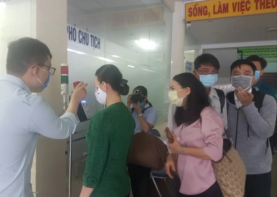 Đo thân nhiệt tại UBND phường Thảo Điền