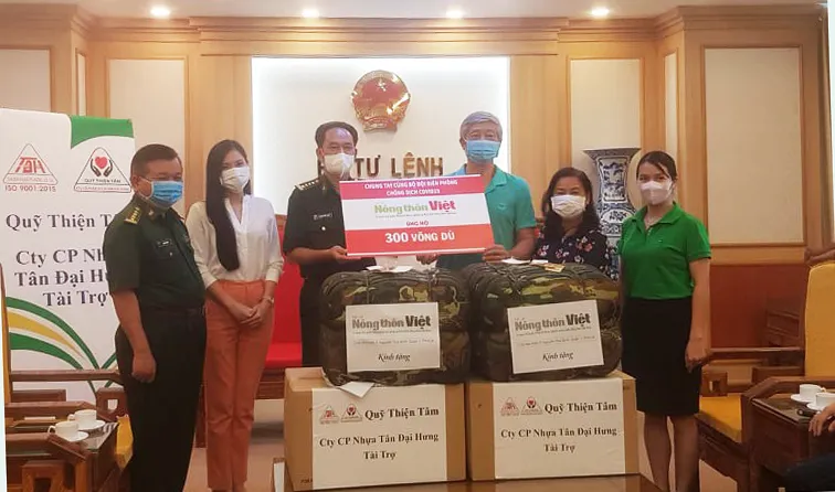 Đại diện Tạp chí Nông thôn Việt trao bảng tượng trưng ủng hộ 300 võng dù