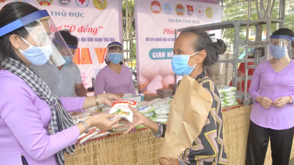 Hơn 30 ngàn lượt người đến phiên chợ 0 đồng quận Thủ Đức ảnh 6