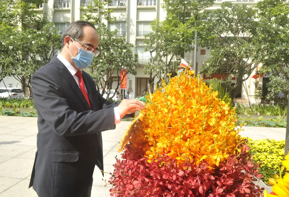 Đoàn lãnh đạo TPHCM dâng hương, dâng hoa tưởng nhớ Chủ tịch Hồ Chí Minh và các anh hùng, liệt sĩ  ảnh 4