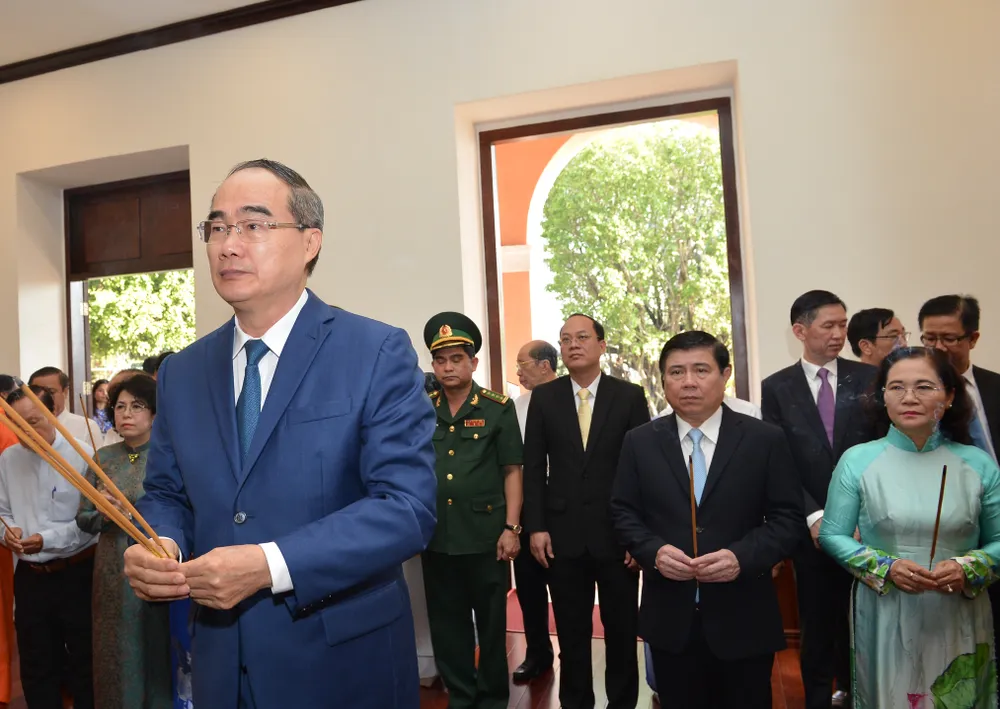 Đoàn lãnh đạo TPHCM dâng hoa, dâng hương tưởng niệm Chủ tịch Hồ Chí Minh ảnh 1