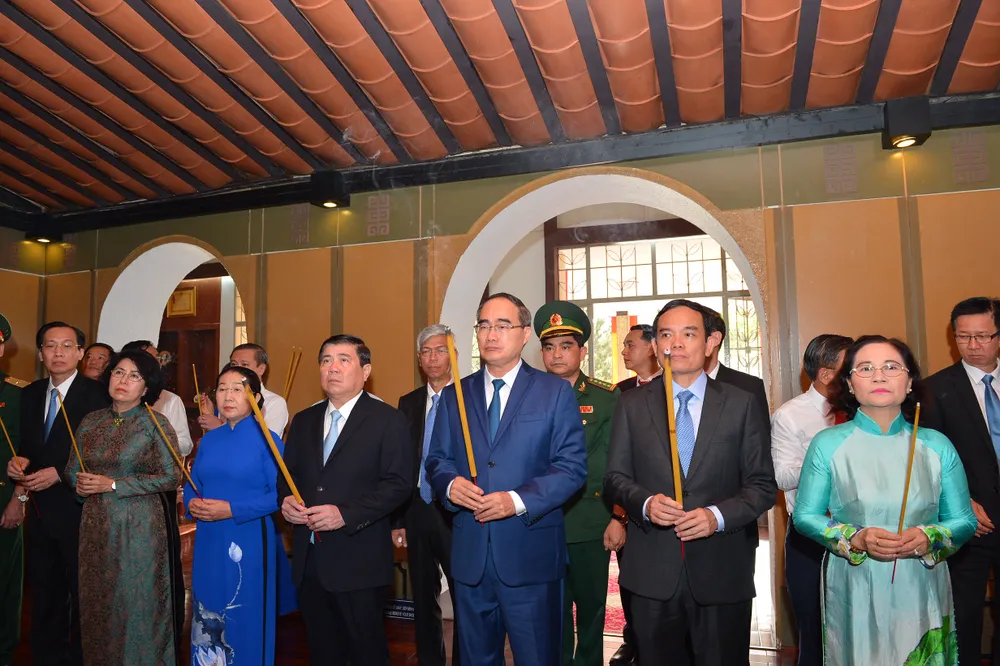 Đoàn lãnh đạo TPHCM dâng hoa, dâng hương tưởng niệm Chủ tịch Hồ Chí Minh ảnh 5