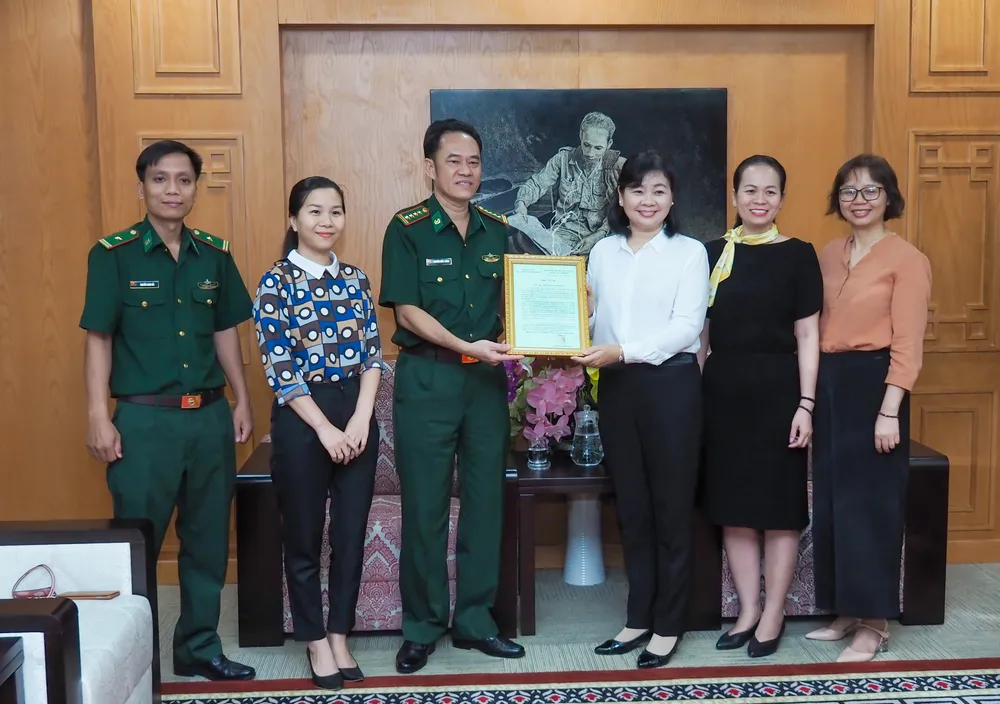 Tặng bằng khen cho Báo SGGP vì có nhiều thành tích tuyên truyền về Bộ đội Biên phòng phòng, chống dịch Covid-19 ảnh 1