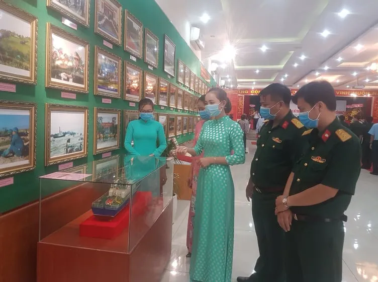 Các đại biểu tham quan hiện vật, hình ảnh tại triển lãm