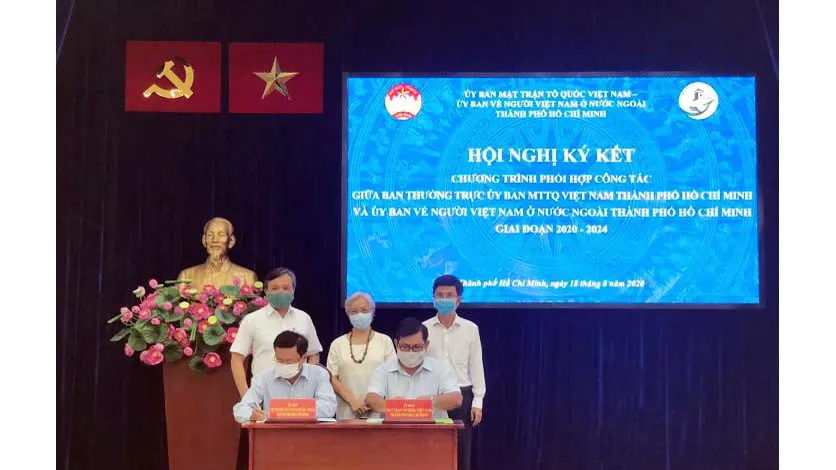 Đại diện Ủy ban MTTQ Việt Nam TPHCM và Ủy ban về người Việt Nam ở nước ngoài TPHCM ký kết chương trình phối hợp