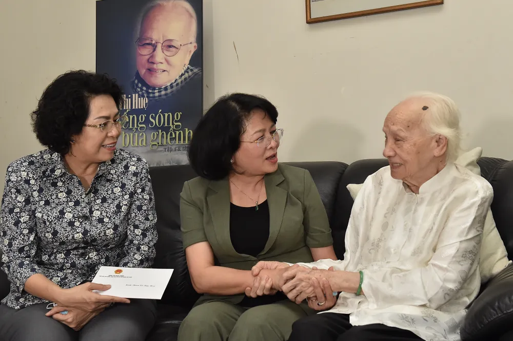 Phó Chủ tịch nước Đặng Thị Ngọc Thịnh thăm các vị lão thành cách mạng thời tiền khởi nghĩa ảnh 1