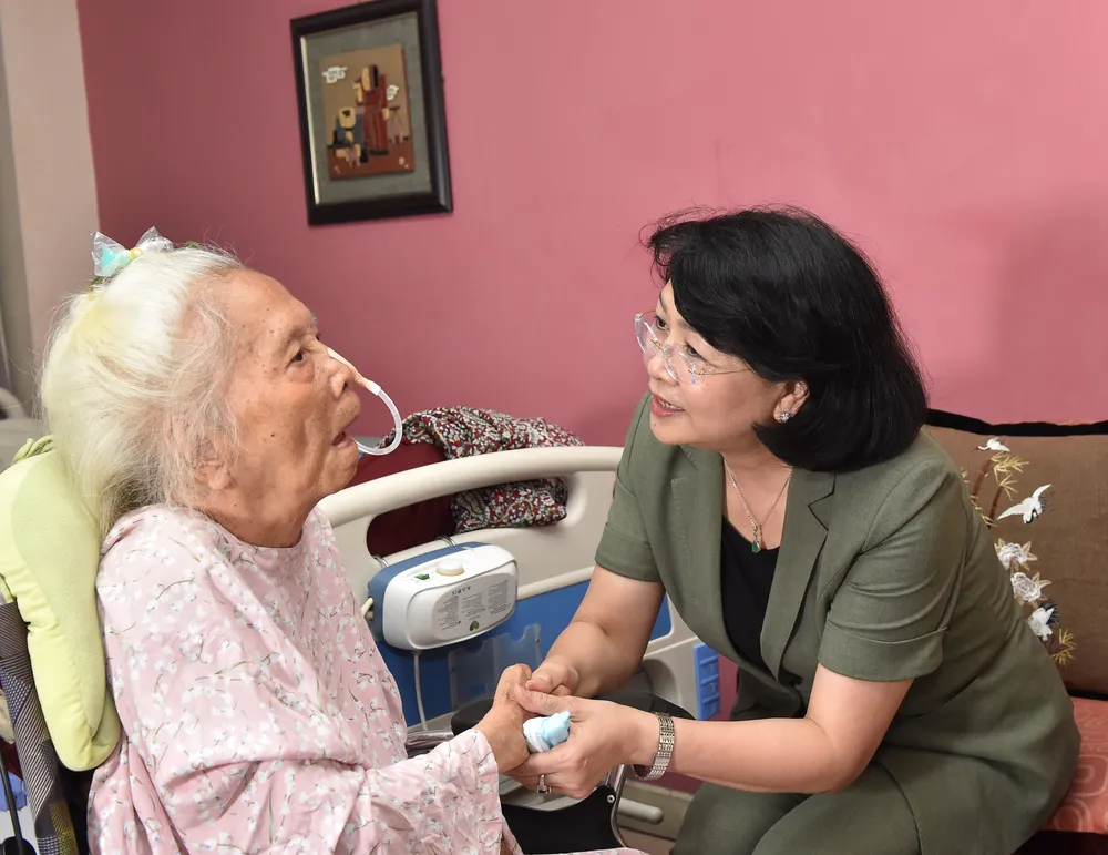 Phó Chủ tịch nước Đặng Thị Ngọc Thịnh thăm các vị lão thành cách mạng thời tiền khởi nghĩa ảnh 2