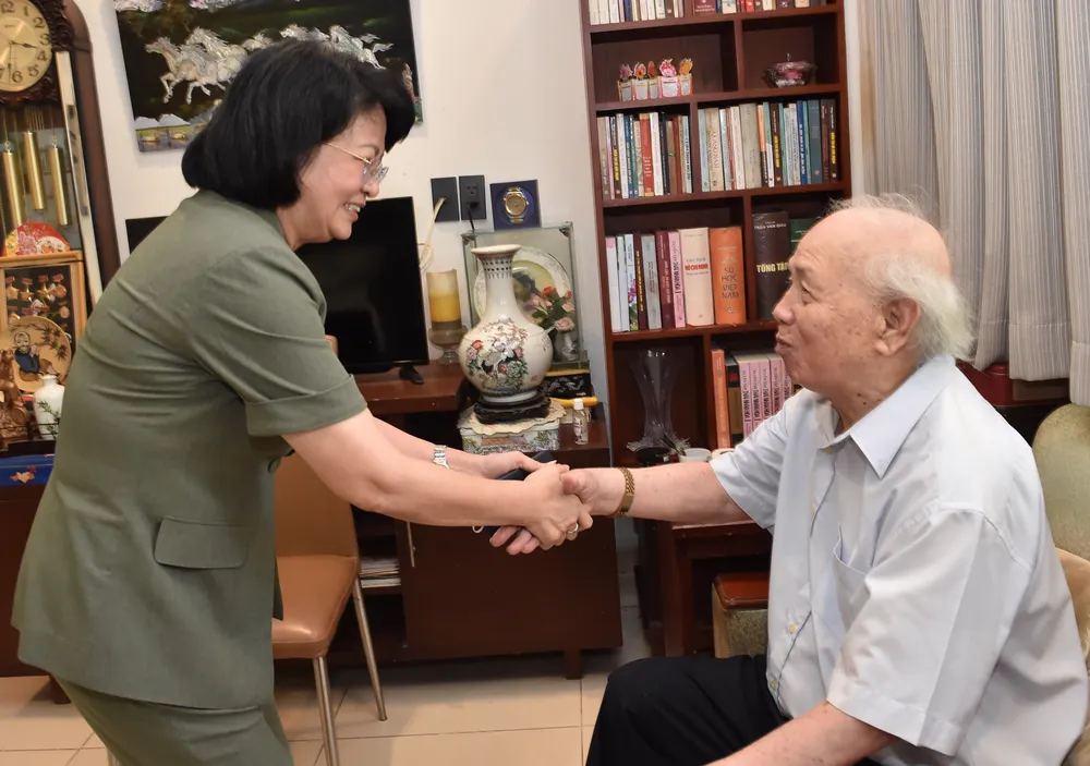 Phó Chủ tịch nước Đặng Thị Ngọc Thịnh thăm các vị lão thành cách mạng thời tiền khởi nghĩa ảnh 3