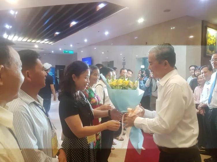 Đón đoàn già làng, trưởng bản tiêu biểu vùng biên giới - lịch sử cách mạng các tỉnh phía Bắc tham quan TPHCM     ảnh 1