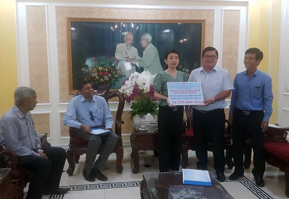 TPHCM hỗ trợ hơn 20 tỷ đồng các tỉnh miền Trung khắc phục bão lũ     ảnh 1