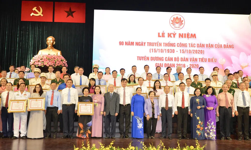 Đồng chí Nguyễn Thị Lệ cùng các đồng chí lãnh đạo thành phố tuyên dương cán bộ dân vận tiêu biểu. Ảnh: VIỆT DŨNG