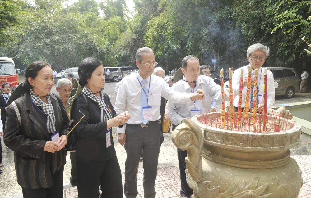 Dâng hương kỷ niệm 60 năm Ngày thành lập Mặt trận Dân tộc giải phóng miền Nam Việt Nam ảnh 2